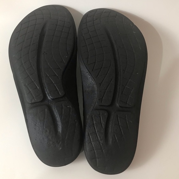 OOFOS Black Women's Sandals - Picture 10 of 10